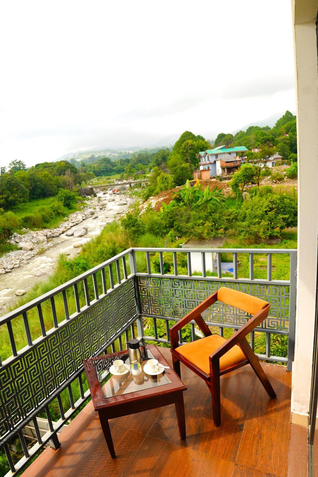Aachman River And Valley View Resort Dharamshala - A Riverside Resort With Balcony View Eksteriør billede
