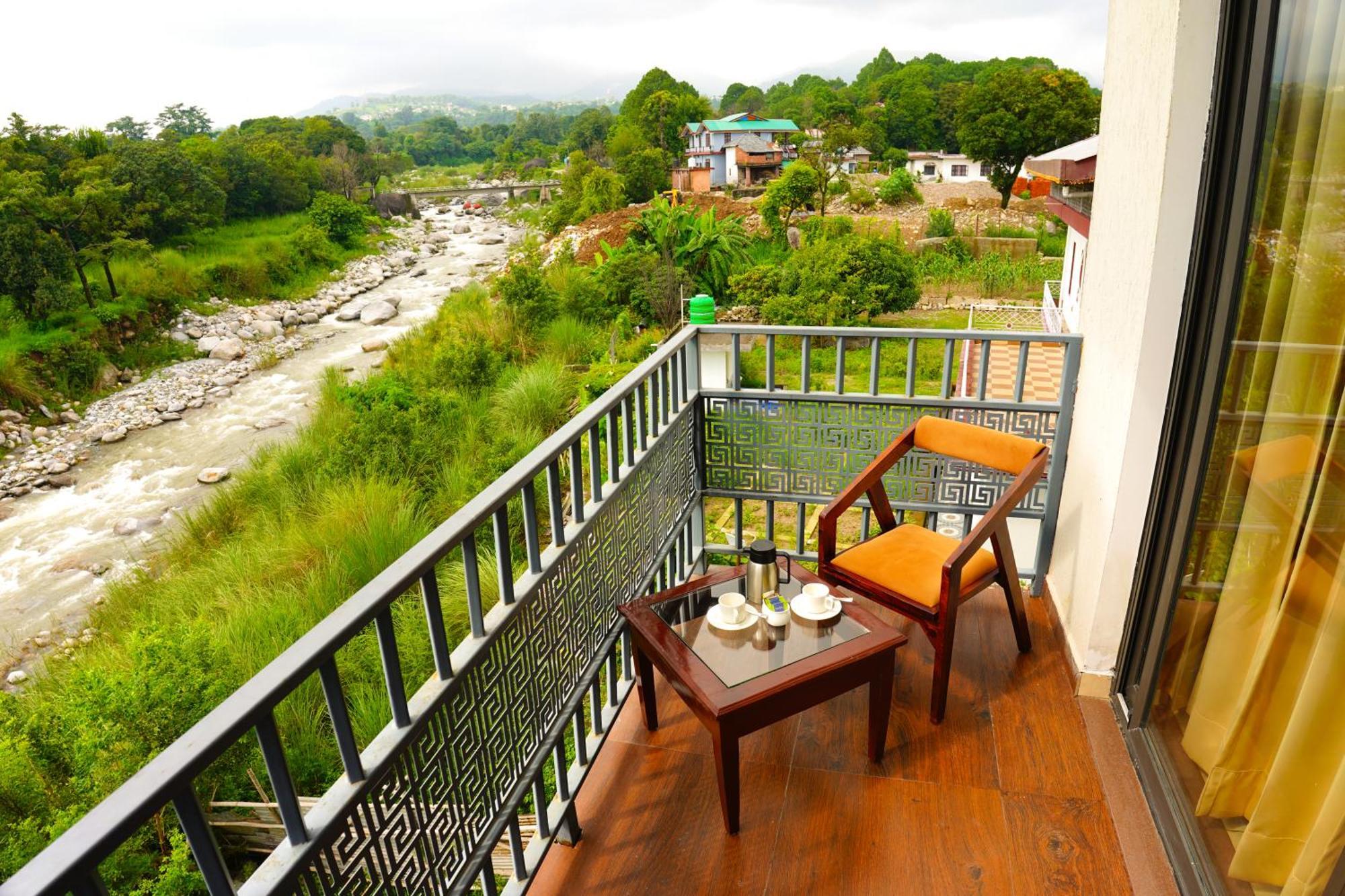 Aachman River And Valley View Resort Dharamshala - A Riverside Resort With Balcony View Eksteriør billede
