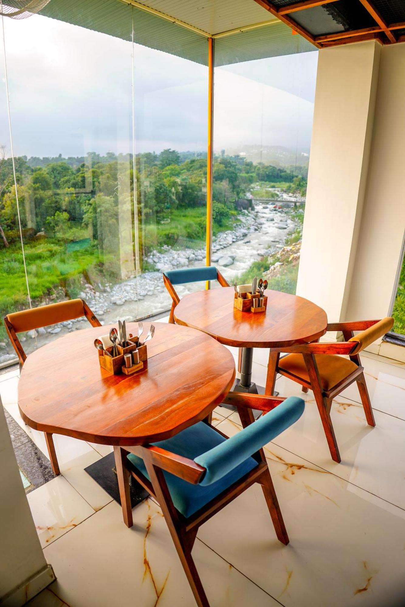 Aachman River And Valley View Resort Dharamshala - A Riverside Resort With Balcony View Eksteriør billede